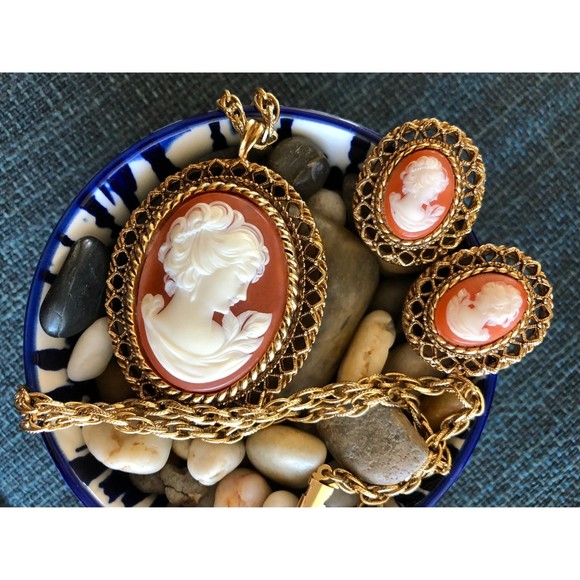 Vintage Statement Cameo Necklace & Earrings Set Gold Chain Resin 1970 - Picture 2 of 12